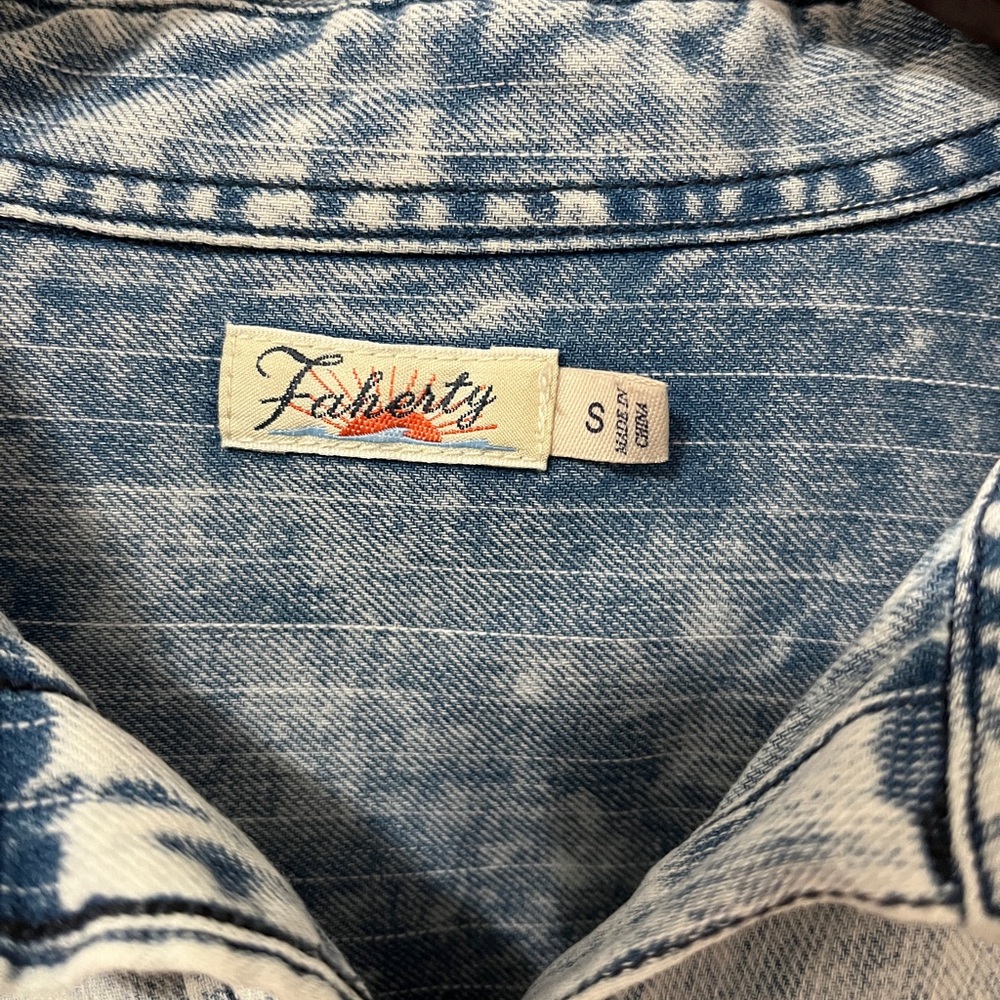 Faherty Women’s Size Small Light Blue White Washed Button Down Shirt - Picture 3 of 7